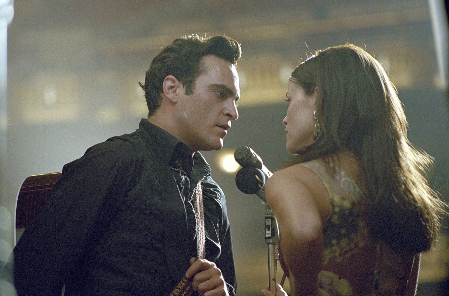 7 películas de Joaquin Phoenix que te recomendamos ver antes del estreno de Napoleón 3 "Johnny & June: Pasión y Locura" (2005): La historia de amor detrás de la Música
