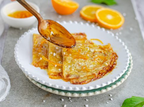 poniendo-salsa-en-las-crepes-suzette