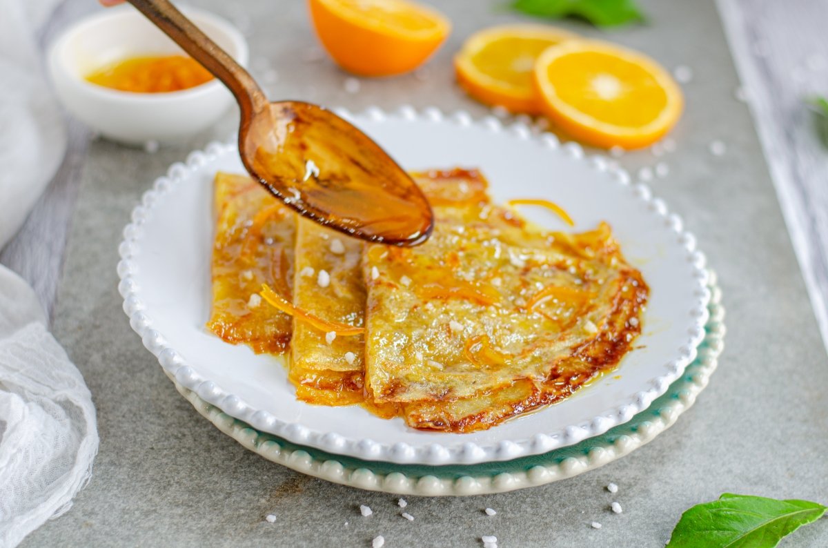 poniendo-salsa-en-las-crepes-suzette