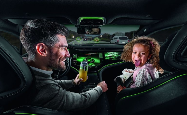 DEKRA presenta su informe de Seguridad Vial 2023 "La tecnología y el ser humano"