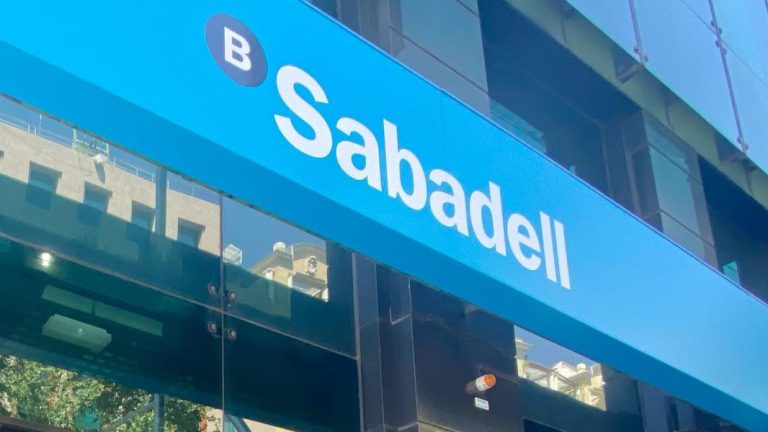 Sabadell apuesta por IAG como el candidato ideal para comprar TAP por hasta 2.500 millones