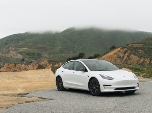 Los coches eléctricos de Tesla podrán recargarse en casa con energía solar