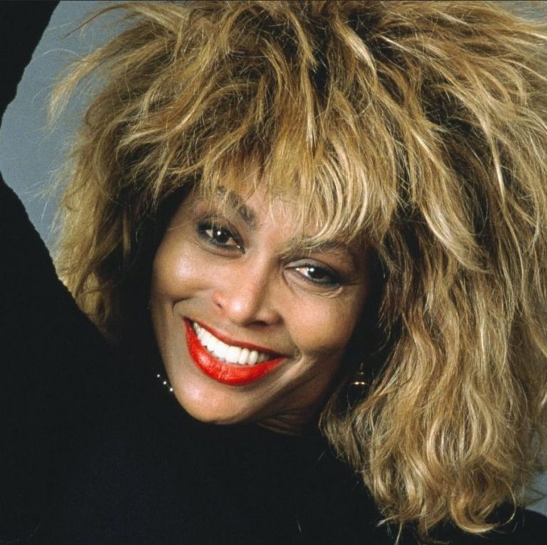 Tina Turner: más allá de la música, una dura vida de resiliencia y empoderamiento femenino