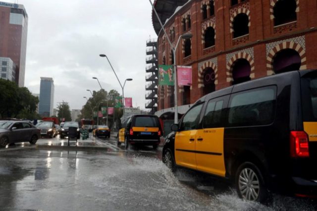 En día de lluvia los Taxis salvan a los usuarios de las VTC 1