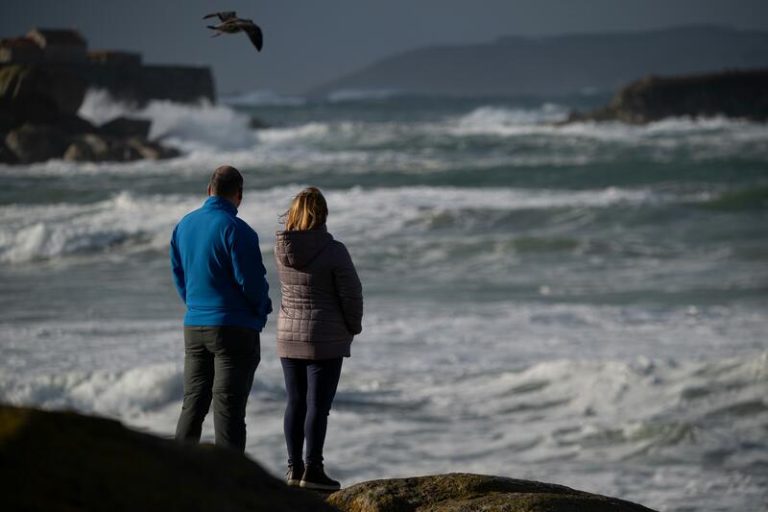 Las temperaturas subirán este lunes con precipitaciones generalizadas y riesgo por viento, olas o nieve en el norte