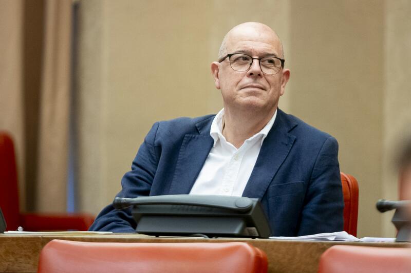 El diputado del PSC en el Congreso, José Zaragoza, durante la actividad ordinaria de la comisión constitucional el día en el que se constituyen 28 comisiones, en el Congreso de los Diputados