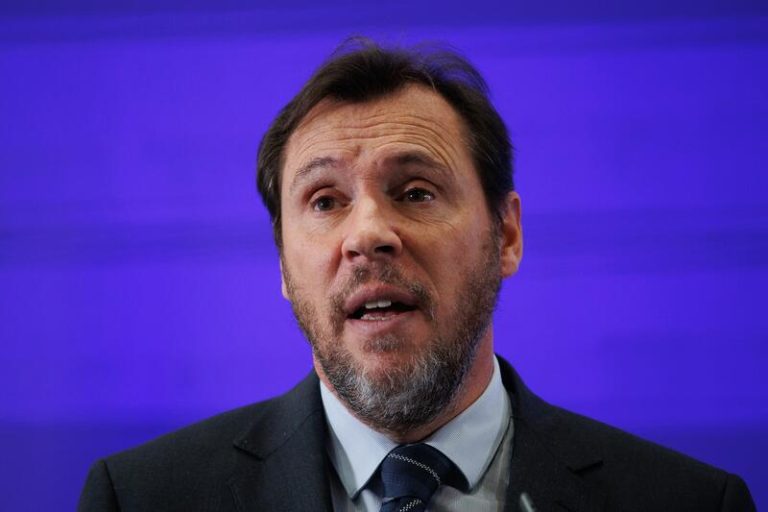 Sánchez sugiere a Puente dejar sus redes sociales en manos de profesionales tras la polémica por bloquear a Almeida