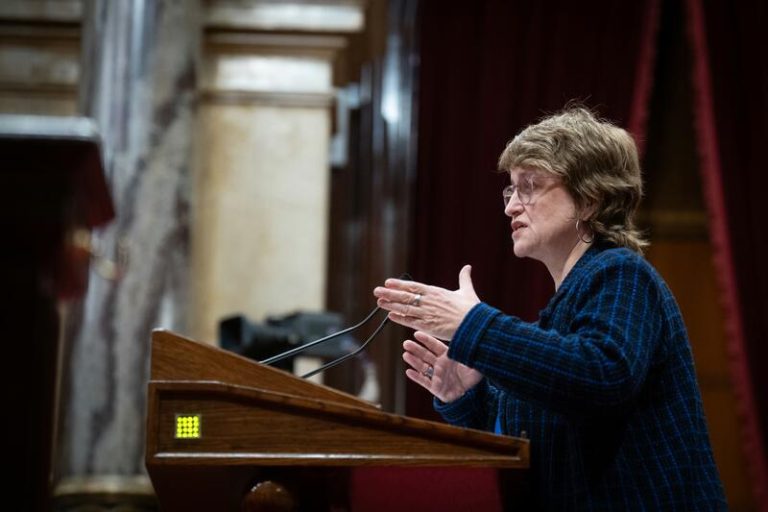Consejera catalana defiende la autonomía de los centros educativos