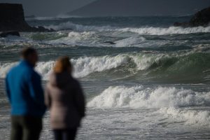 Asturias, Cantabria, Galicia y País Vasco estarán este martes en aviso por olas o lluvias