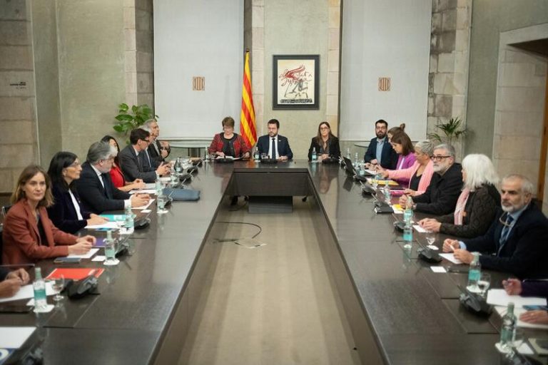 Cataluña y los grupos acuerdan crear una comisión de expertos para definir medidas educativas tras el informe PISA