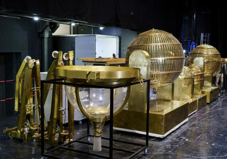 Los bombos y el resto de elementos del Sorteo Extraordinario de Navidad aguardan en el Teatro Real Madrid