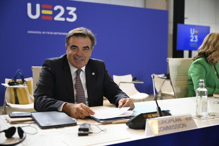 Margaritis Schinas confía en que el Pacto de Migración reducirá llegadas porque se sabrá que Europa 