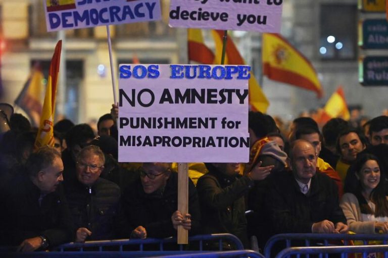 Unas 150 personas se concentran la tarde de Navidad en la calle Ferraz contra la amnistía