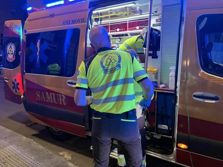 Grave un hombre tras perder el control de su patinete y chocarse contra una furgoneta en Puente de Vallecas (Madrid)