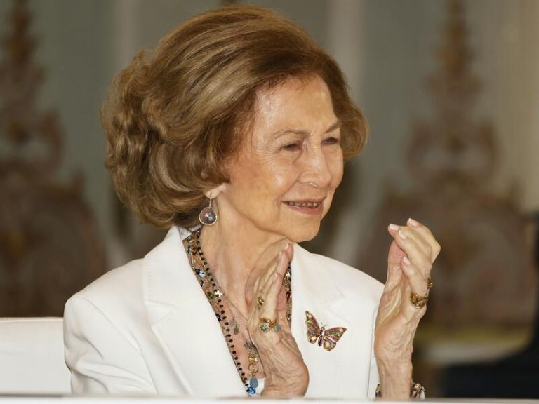 La Reina Sofía preside el concierto solidario navideño de la orquesta 'La Música del Reciclaje' en Madrid