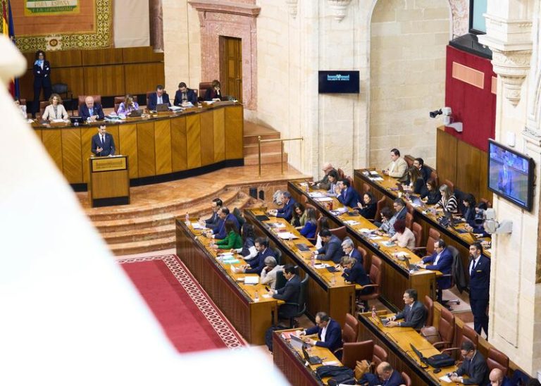 Andalucía fija por ley que el sueldo del presidente sea un 5% inferior al de los portavoces de los grupos parlamentarios