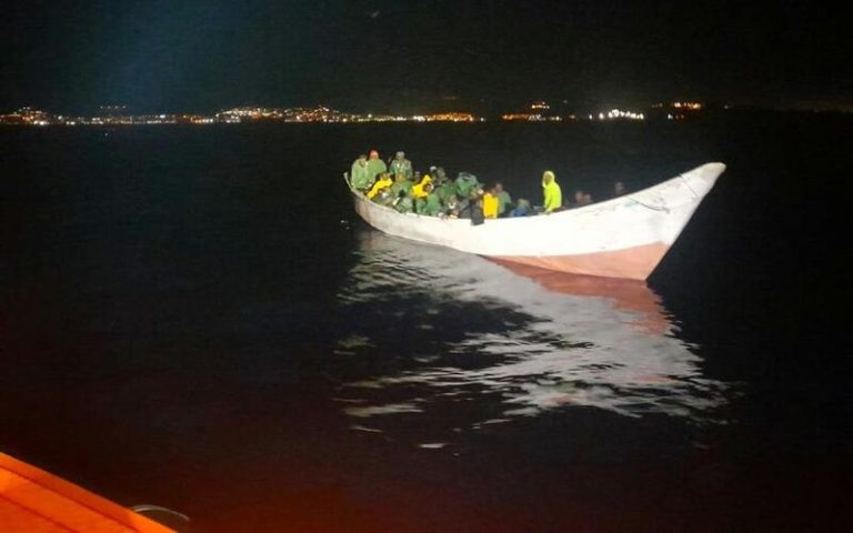 Llegan en las últimas horas cuatro pateras con 212 migrantes a Gran Canaria, Lanzarote y El Hierro