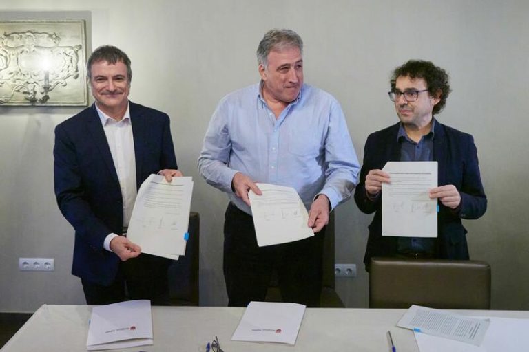 Concentración de apoyo a la moción de censura en Pamplona con despliegue policial en la zona