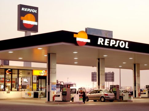 Un 20% más caro repostar en Repsol, Cepsa o BP Un 20% más caro repostar en Repsol, Cepsa o BP