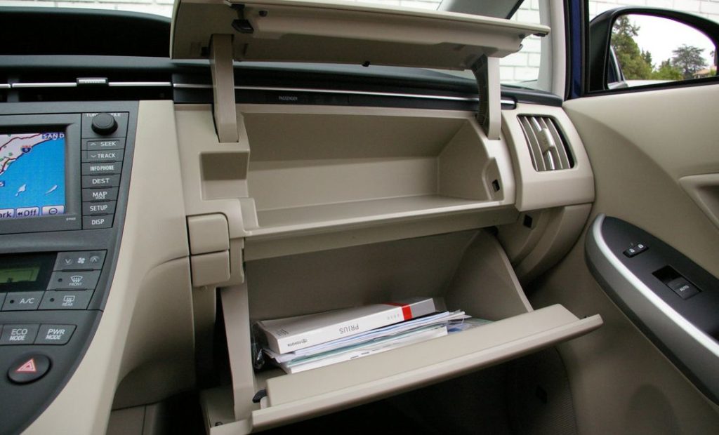 Esto es todo lo que debes llevar en la guantera de tu coche, según un experto 145 Kit anti averías y de supervivencia