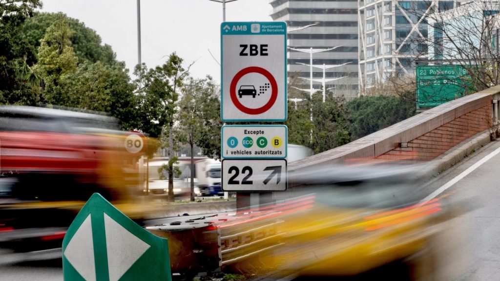 Si tienes alguno de estos coches, la DGT te prohibirá pasar al centro de las ciudades 26 Etiqueta B y C, de momento pueden acceder con limitaciones