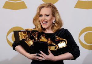 Adele impuestos Reino Unido: 'pago el 50% y los trenes van siempre tarde'