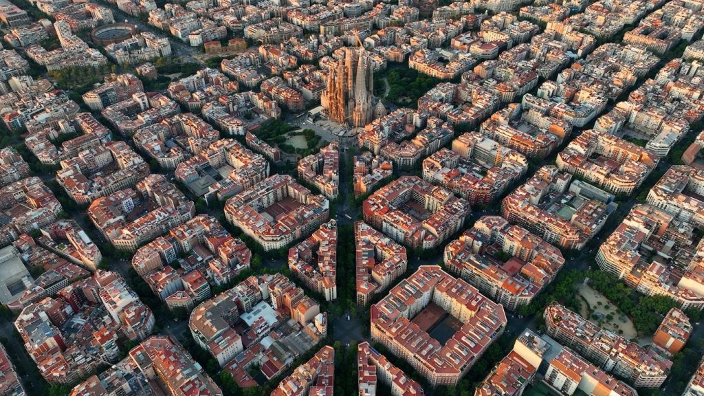 Las ciudades más bonitas del mundo según las matemáticas 116 Barcelona: Vanguardia arquitectónica bajo la influencia de Phi con un 81,9 %