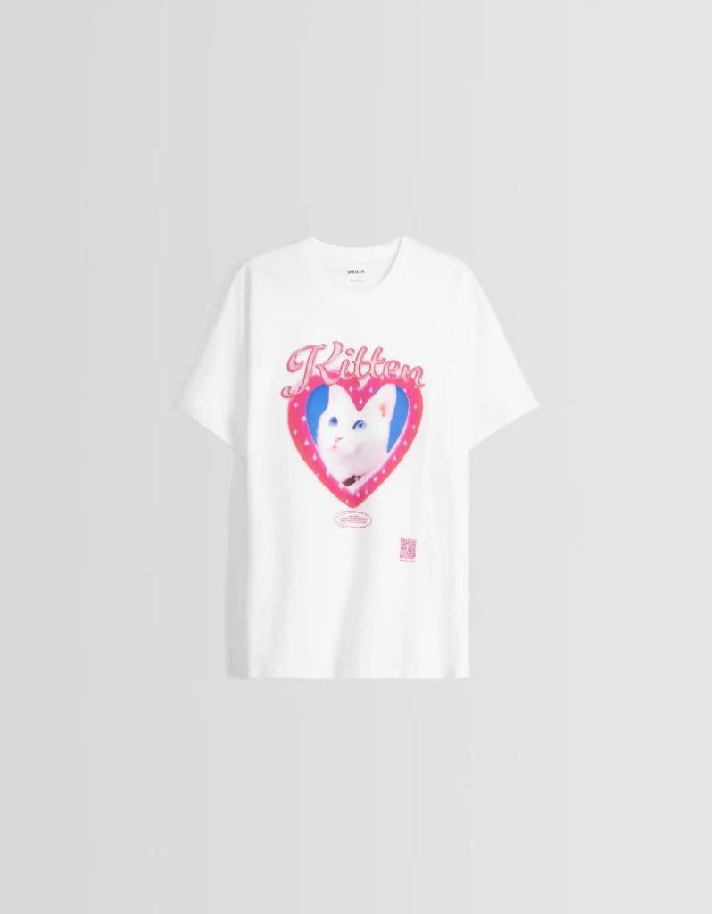 Camiseta Bershka Wearable Art manga corta print: gato dosmilero a 17,99 euros