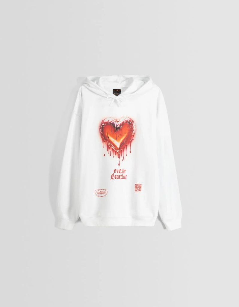 Sudadera Bershka Wearable Art capucha print: corazón rojo por 29,99 euros