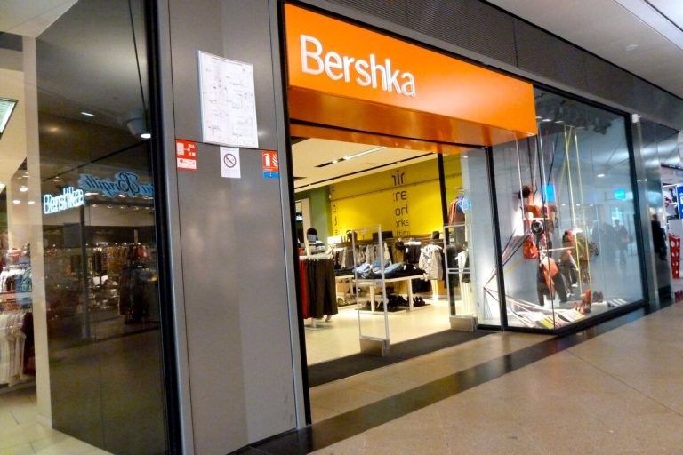 Bershka tiene estos vestidos ideales para Nochebuena y Nochevieja