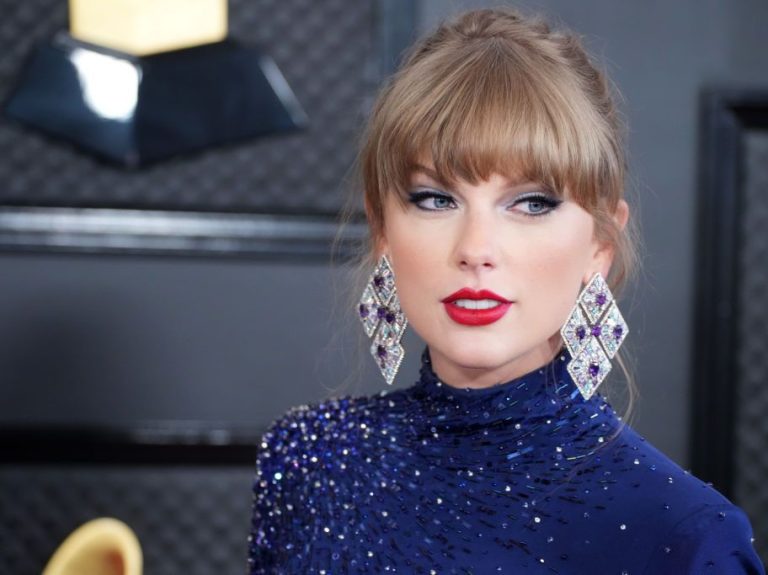 Descubre cómo Taylor Swift muestra su manicura de Navidad fácilmente en casa con estos colores festivos