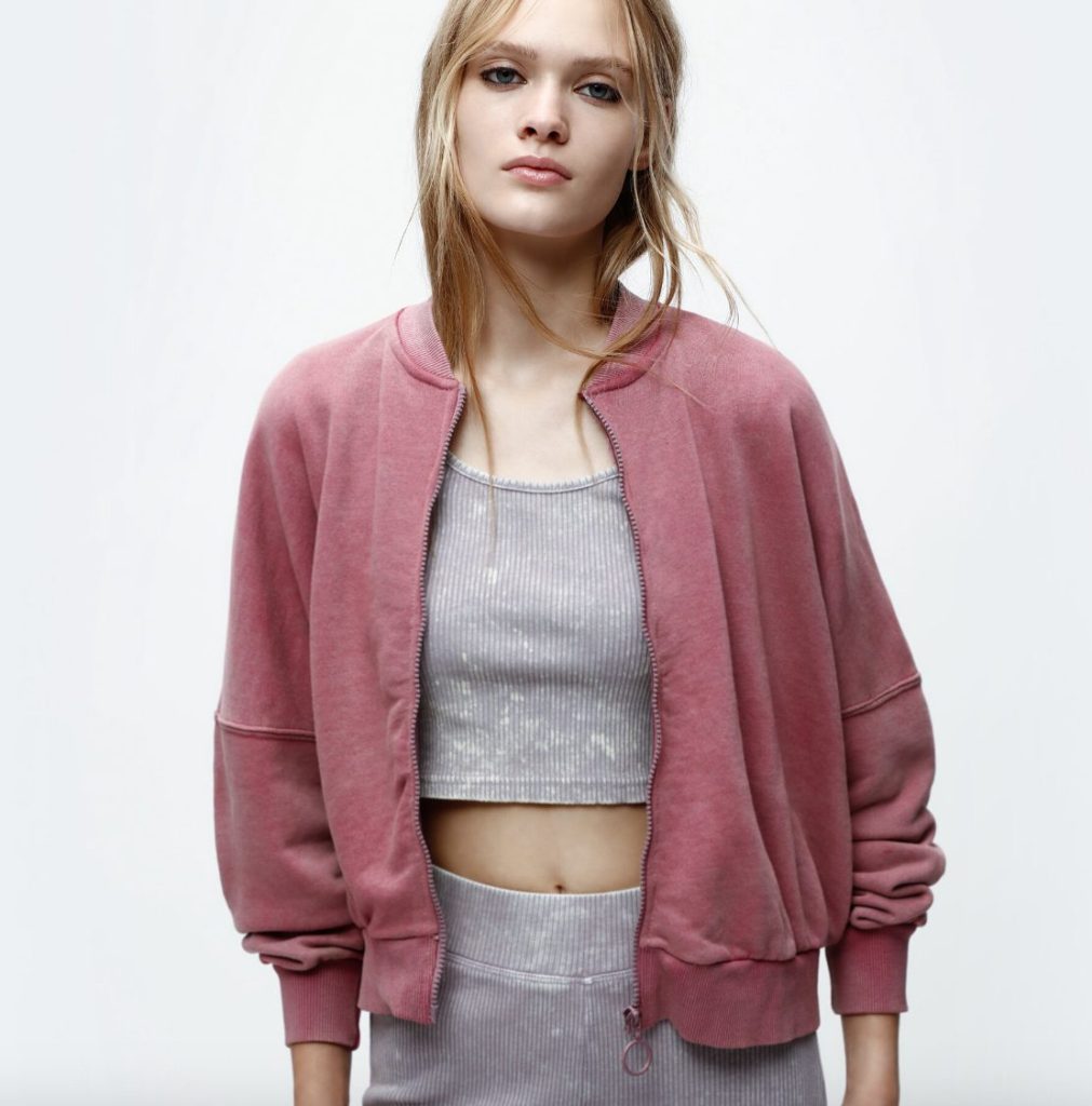 La bomber rosa: Un toque de color y estilo