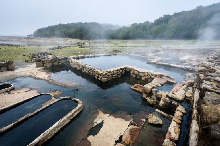 Descubre las piscinas termales naturales de Galicia ideales para tus escapadas de Navidad