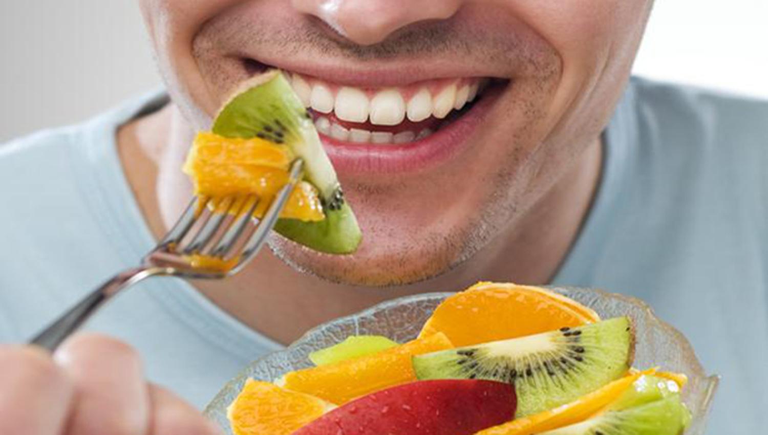 Evita estos cinco hábitos cotidianos que te roban años a tu vida 1 Alimentación: La clave para una vida más larga y saludable