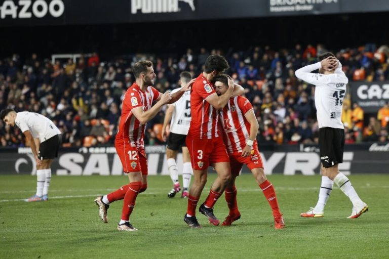 El Almería busca un defensa experto en LaLiga EA Sports