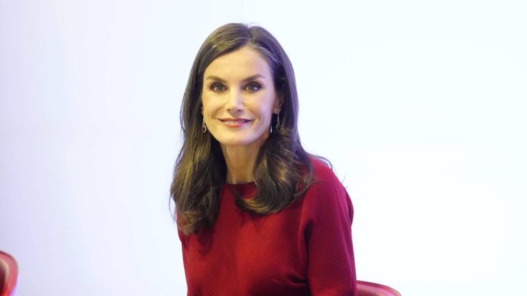 El look navideño de la reina Letizia: botas de El Corte Inglés y abrigo de Carolina Herrera 