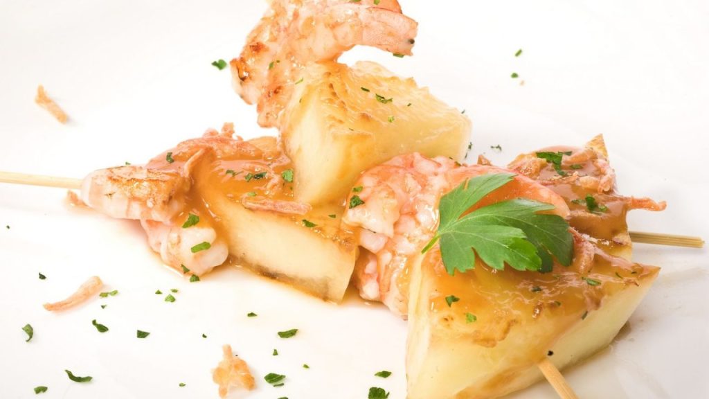 Esta receta de brochetas de langostinos del mismísimo Karlos Arguiñano está lista en un periquete