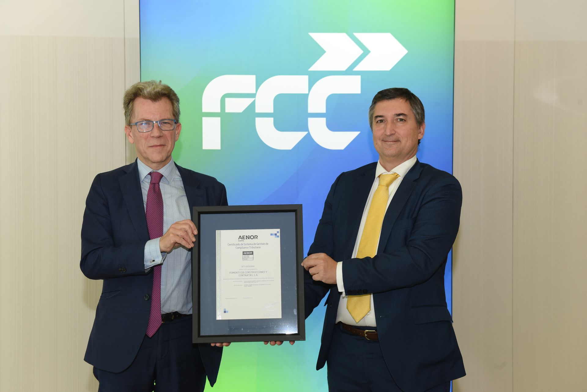 FCC obtiene la certificación de AENOR de su Sistema de Gestión de Compliance Tributario 1 El director de la Divisin Fiscal del Grupo FCC Daniel Gmez Olano y el director de Desarrollo de Negocio de AENOR Nicols Henrquez