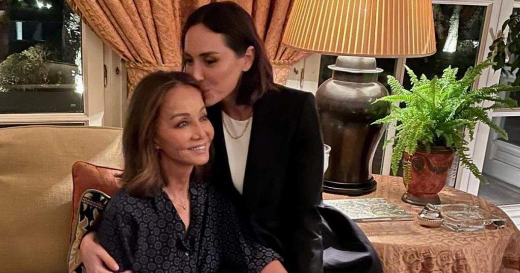 Carmen Lomana no se lo aguanta y suelta la liebre sobre el nuevo libro de cocina de Tamara Falcó e Isabel Preysler 199 La filippina en cuestión. ¿Es un indicio de que las recetas no provienen realmente de la mano de Isabel Preysler?