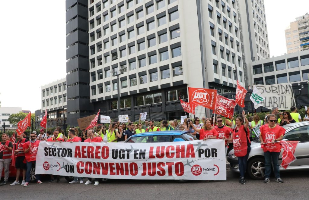 EuropaPress 4643662 grupo personas sostiene pancarta ugt concentracion tripulantes cabina tcp