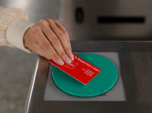 Óscar Puente aún tiene a las comunidades autónomas esperando por la aprobación del descuento de los abonos de transporte