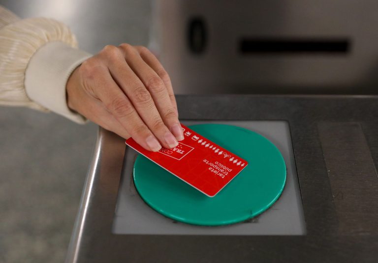 Óscar Puente deja a las CCAA esperando por el descuento de transporte