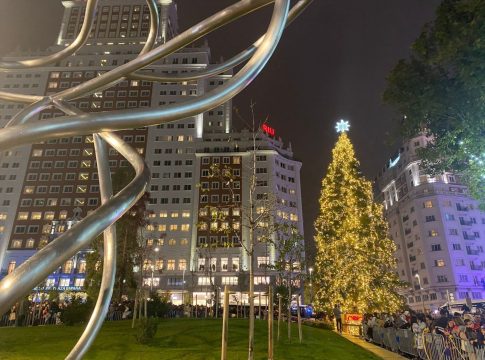 Un árbol de Navidad iluminado en la Plaza de España