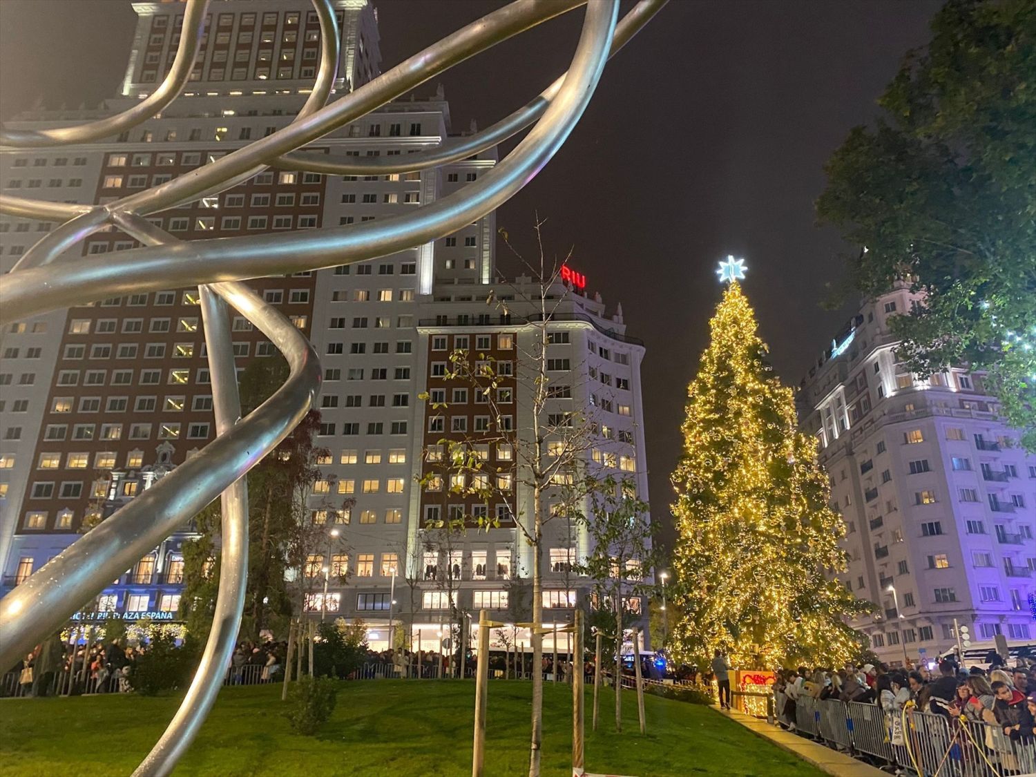 Un árbol de Navidad iluminado en la Plaza de España