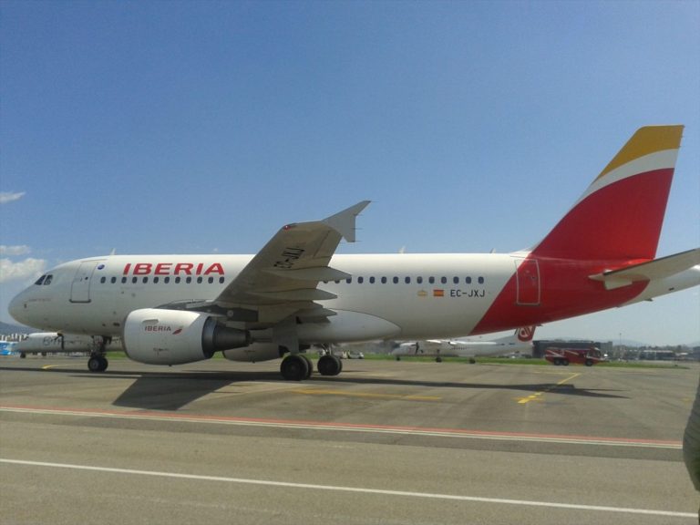 Los sindicatos e Iberia entran en guerra con amenaza de huelga en Fin de Año