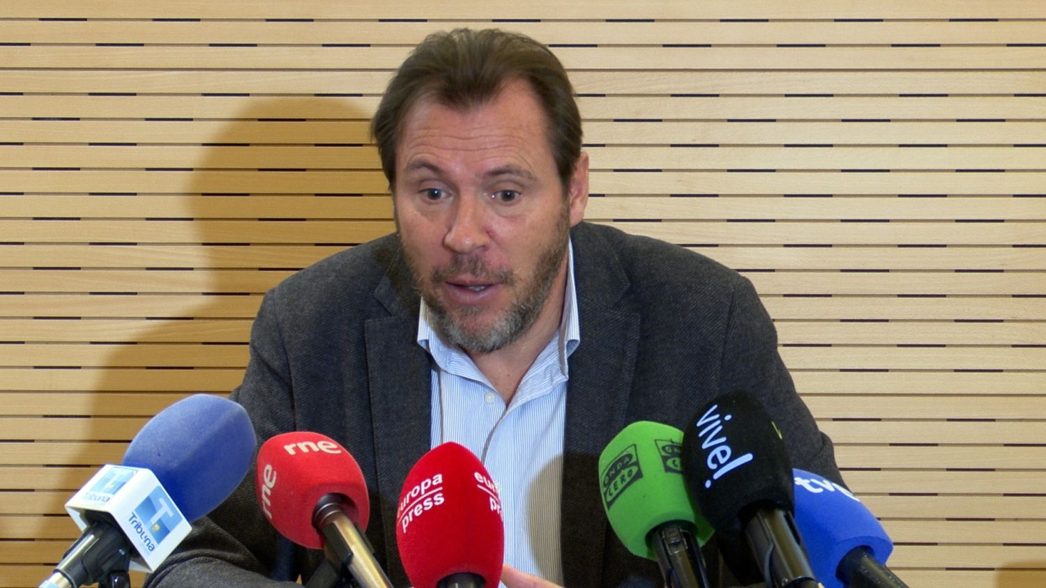 Óscar Puente reduce su estrategia del cercanías a señalar a Ayuso en las redes sociales