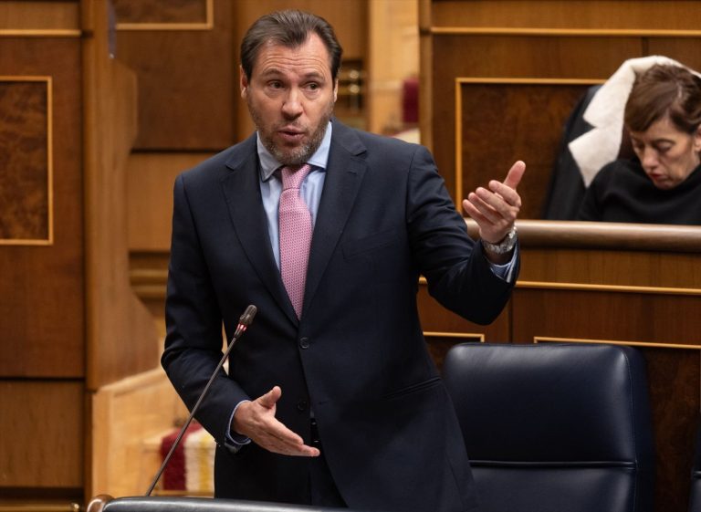 Óscar Puente y el PNV firman el traspaso de Cercanías y la acogida de refugiados