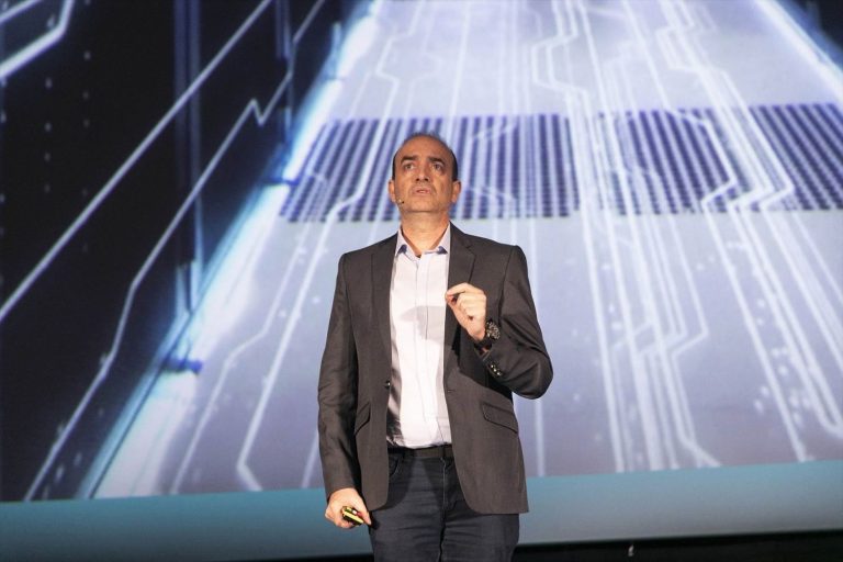 Hatamleh (NASA) avisa del impacto negativo del uso de móviles en niños: 