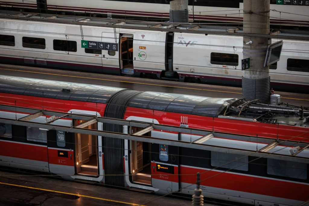 EuropaPress 5653736 tres trenes operacion salida motivo fiestas navidenas estacion atocha 22