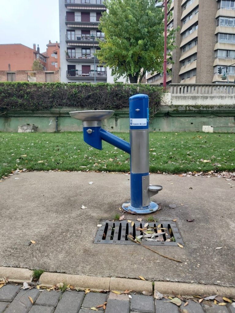 La capital leonesa apuesta por la inclusión con la instalación de fuentes FHU02 para personas y mascotas